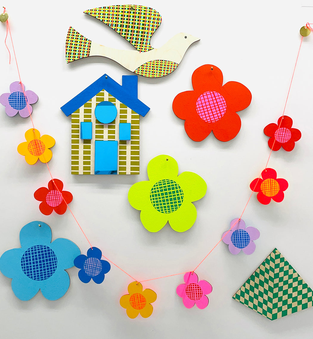 DAISY CHECK - WALL CHARM